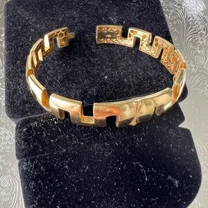 Beautiful K18 yellow gold bangle bracelet